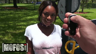 Уличный пикапер развел пышногрудую негритянку на секс в парке
