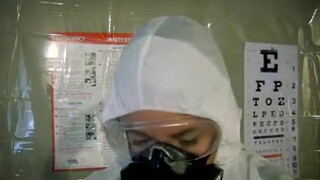 Докторша в больнице обследует больного коронавирусом