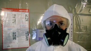 Докторша в больнице обследует больного коронавирусом