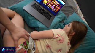 Любительское порно видео с молодой девчонкой в позе догги стайл